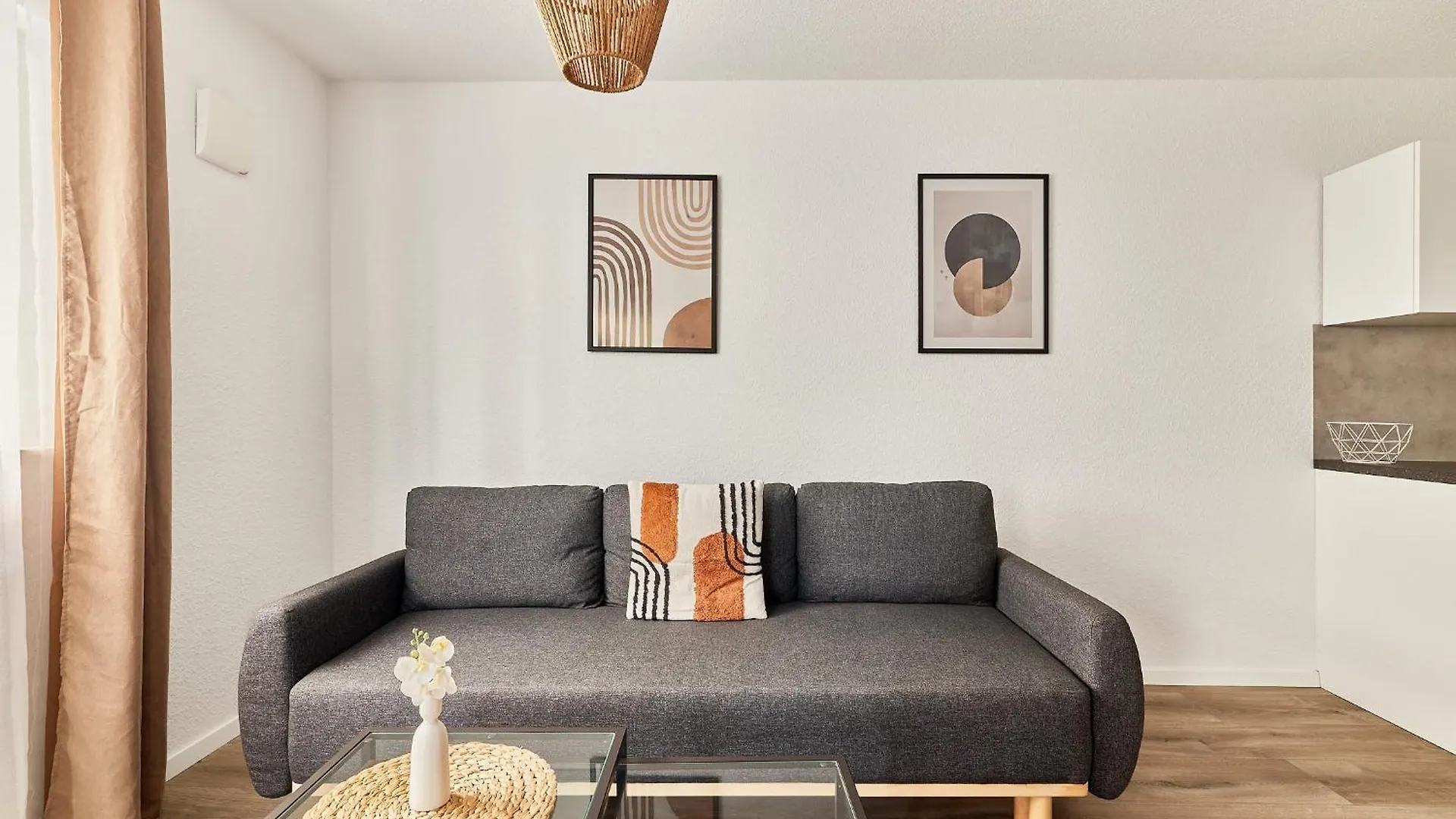 Moderne Stilvoll Eingerichtete Neubauwohnung contacts
